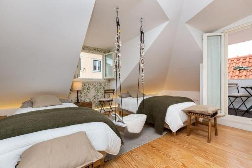 Apartment Downtown Lisbon 3 Bedrooms Balcony — 4-Star Luxury Hotel in Lisbon, Portugal