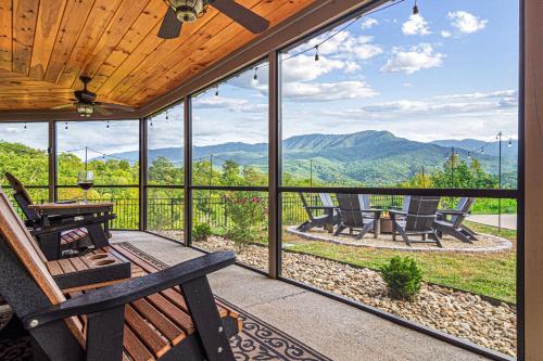 Panoramic Views Fire Pit Hot Tub Arcade — 4-Star Luxury Hotel in Sevierville, United States