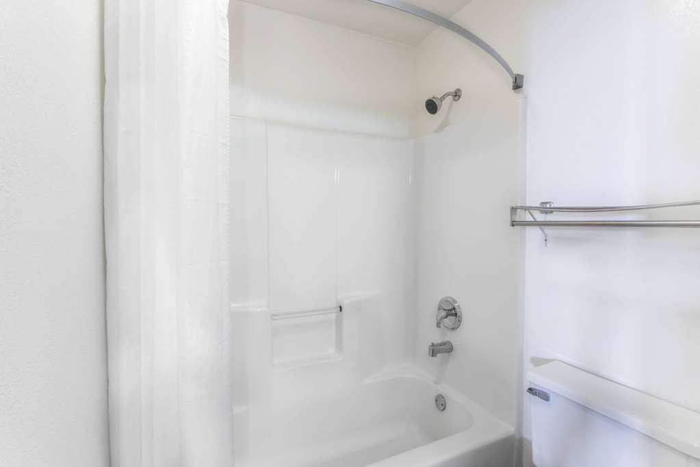 Super 8 by Wyndham Yorkville - photo 9