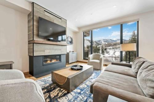 Riverfront Lodge 206 by East West Hospitality — 4-Star Luxury Hotel in Avon, United States