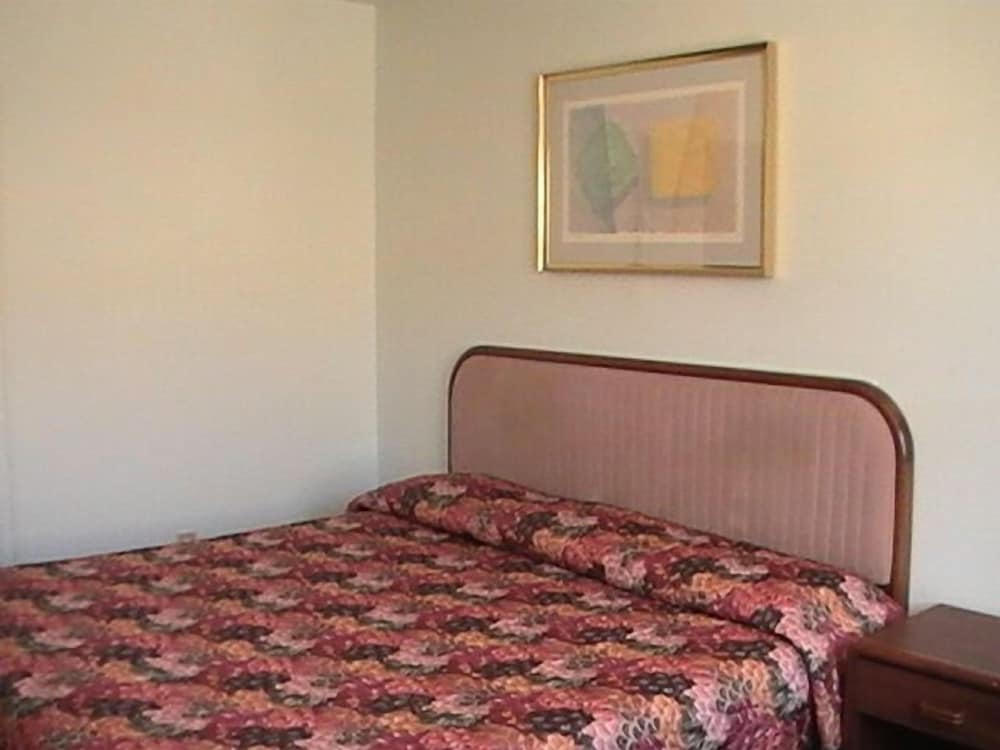 Hometown Inn Galion - photo 5