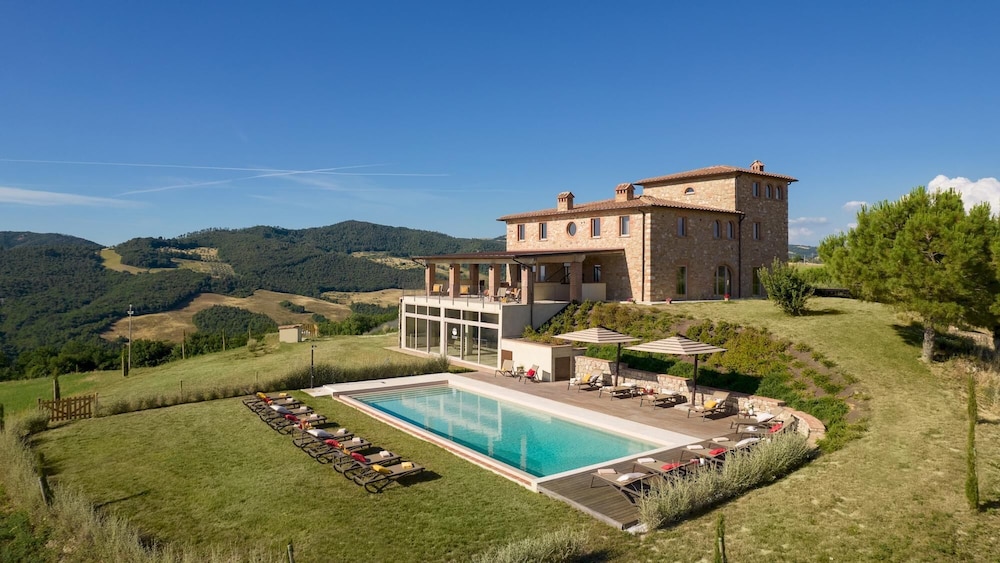 Il Poggiarellone 18 Emma Villas — 4-Star Luxury Hotel in Volterra, Italy