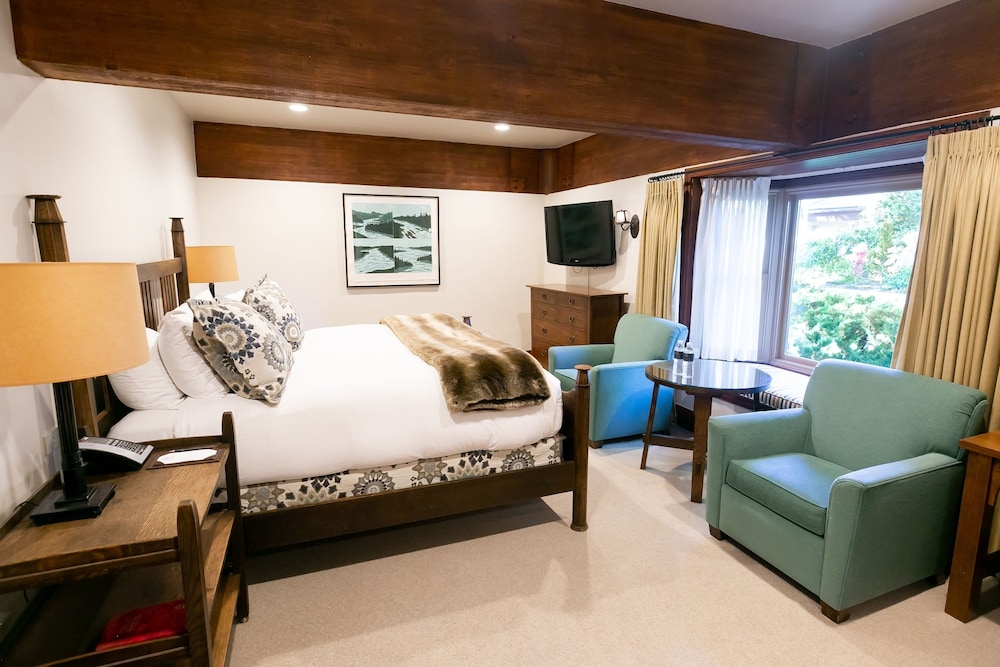 Deluxe King Room Hotel Room by RedAwning - featured photo