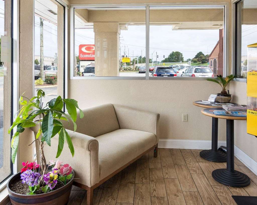 Econo Lodge Town Center - photo 5