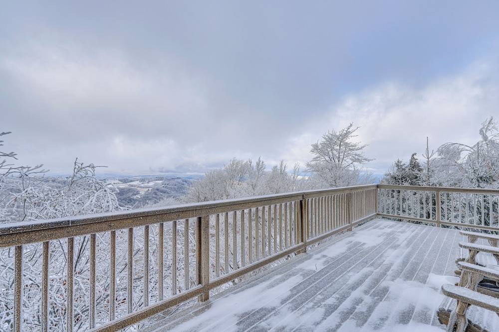 2 Mi to Ski Resort: Beech Mtn Home w Fire Pit in Banner Elk, United States