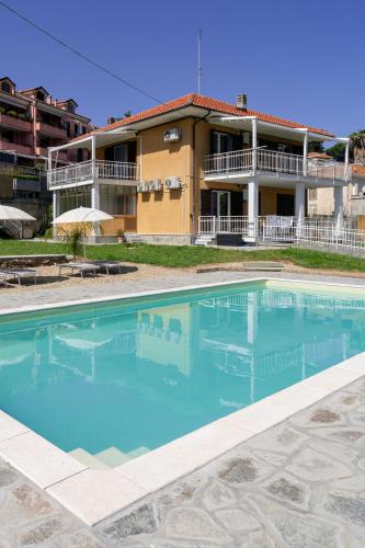 Il Gattino di Porto 2 terrazzo piscina — 4-Star Luxury Hotel in Imperia, Italy
