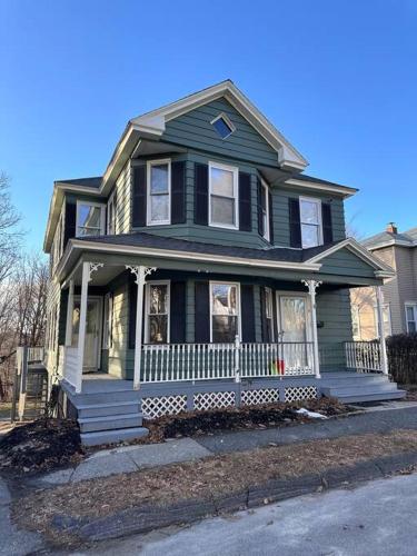 Large 4Bd 2Bath Victorian Home Near Downtown Worcester — 4-Star Luxury Hotel in Worcester, United States