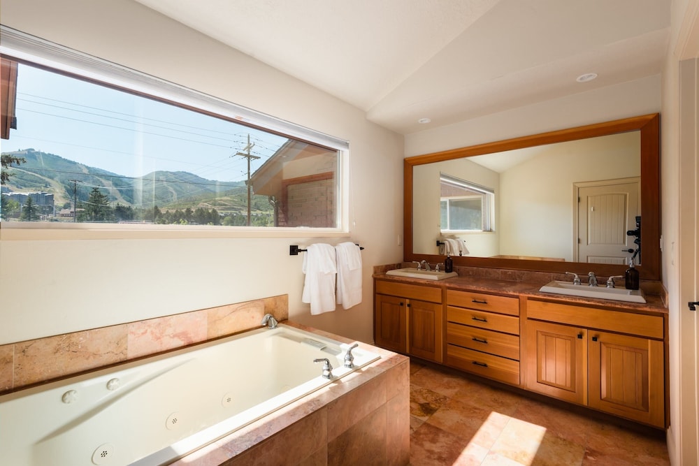 Picasso by Avantstay Artist's Mountain Escape w Hot Tub & Views - photo 17