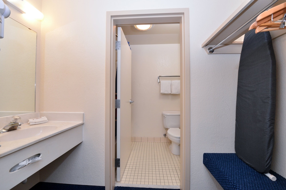 Red Roof Inn Clyde - photo 10