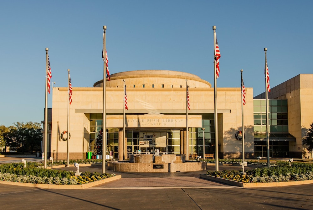Holiday Inn Express & Suites Bryan College Station by IHG - photo 57