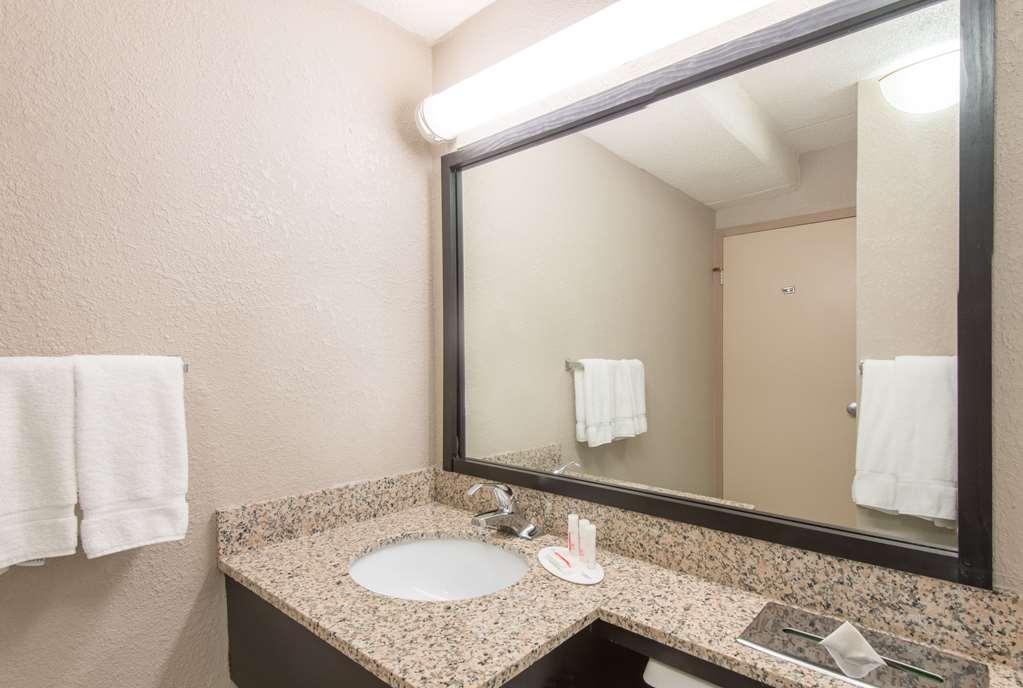 Ramada by Wyndham Cumberland Downtown - photo 8