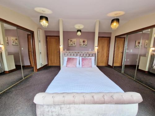 Torridon 1 with Private Hot Tub Fife Loch Leven Lomond Hills Pet Friendly — hotel in Kelty