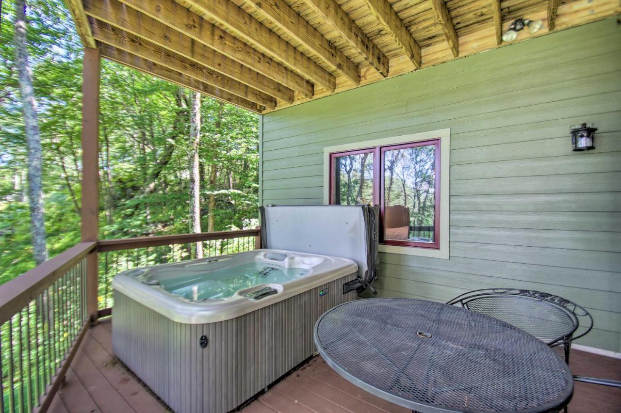 Luxe Wintergreen Resort Escape with Hot Tub - photo 3