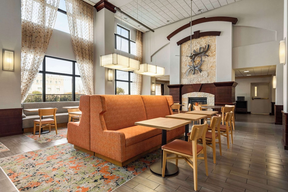 Hampton Inn & Suites San Marcos - photo 3
