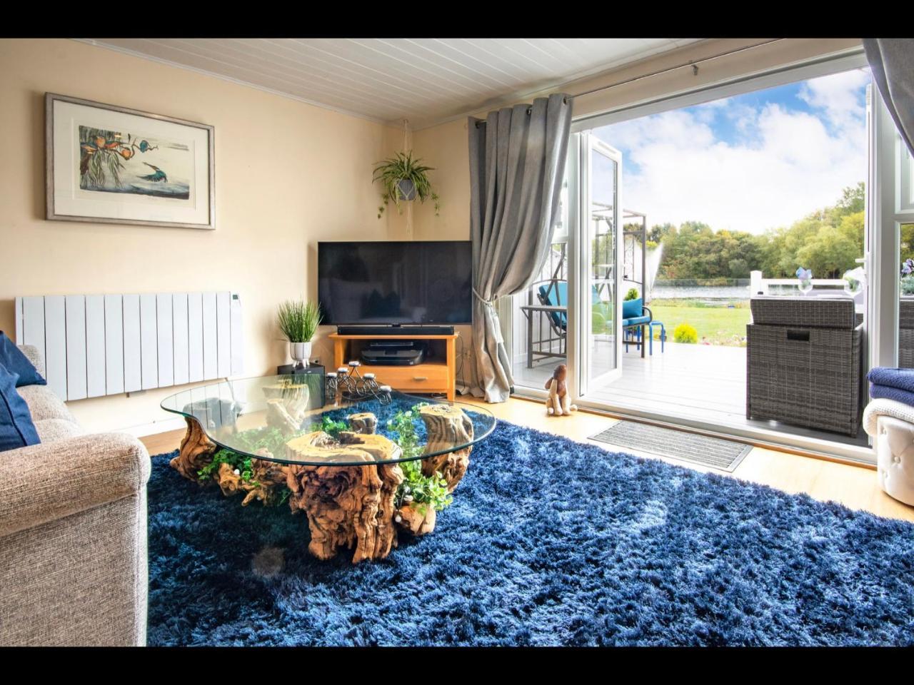 Luxury Kingfisher Lodge Isis Lake within the Cotswold Waterpark — 4-Star Luxury Hotel in Cirencester, United Kingdom