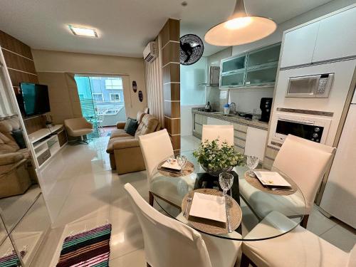 Apartamento 2 quartos sendo uma suite no centro de Bombinhas