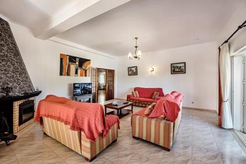 Villa Cabrita Superb location large villa walk to restaurants supermarkets beach — 4-Star Luxury Hotel in Guia, Portugal