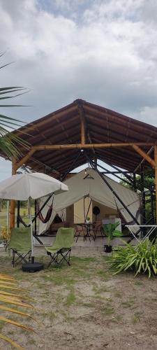 Glamping premium vista al río Isla Portete in Muisne, Ecuador