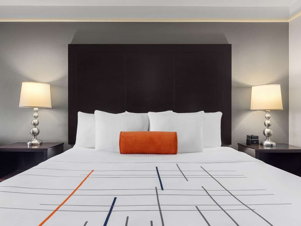 La Quinta Inn & Suites by Wyndham Santa Clarita Valencia - photo 14