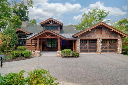 Rustic & Comfy Retreat Elevator Hot Tub Games in Lincoln, United States