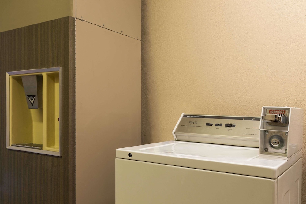 Super 8 by Wyndham Taylor Detroit Area - photo 12