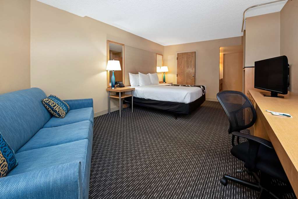 La Quinta Inn & Suites by Wyndham West Palm Beach Airport - photo 25