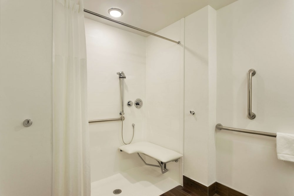 Hampton Inn & Suites Springdale - photo 33