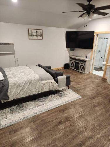 Lake Fork Getaway - carbon neutral hotel in Quitman