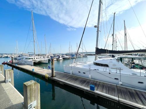 Quay & Sea View Spacious Modern Secure Parking — 4-Star Luxury Hotel in Poole, United Kingdom