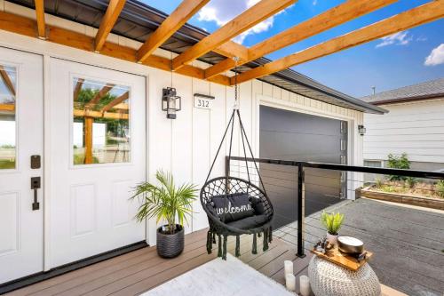 Great Falls Premier Retreat by Wrecked & Refined Stunning Views Hot Tub Family Fun in Great Falls, United States