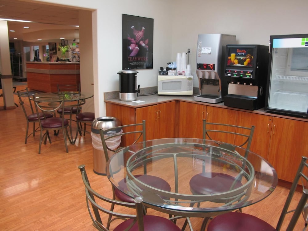 Microtel Inn & Suites by Wyndham Eagle River Anchorage Area - photo 28