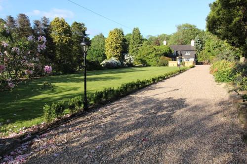 Charming retreat with hot tub and lake terrace in Stone, United Kingdom