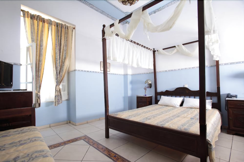 Monte Kristo Hotel — Ano Syros