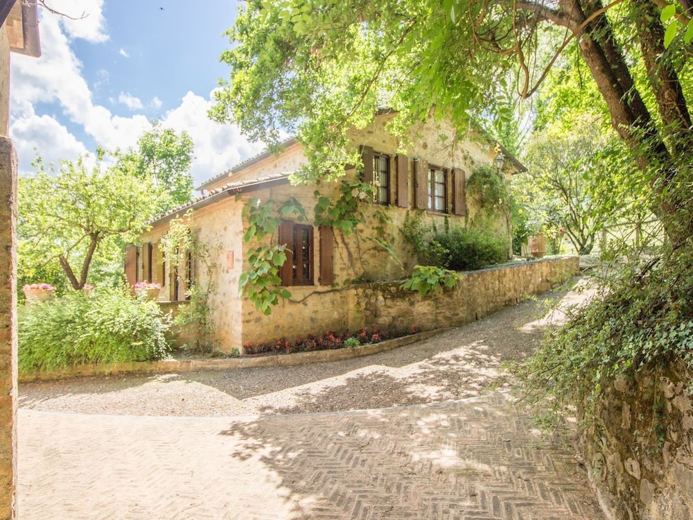 Unique Country House in an old Hamlet — 4-Star Luxury Hotel in Umbertide, Italy