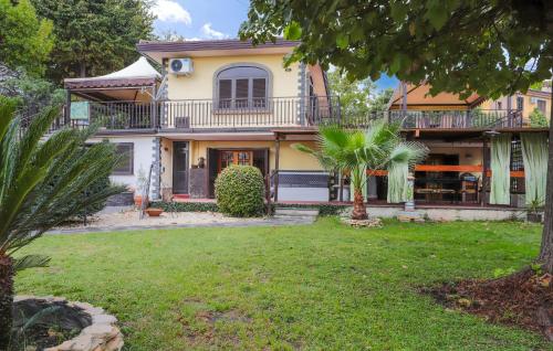 Beautiful Apartment In Trecastagni With Sauna — 4-Star Luxury Hotel in Trecastagni, Italy
