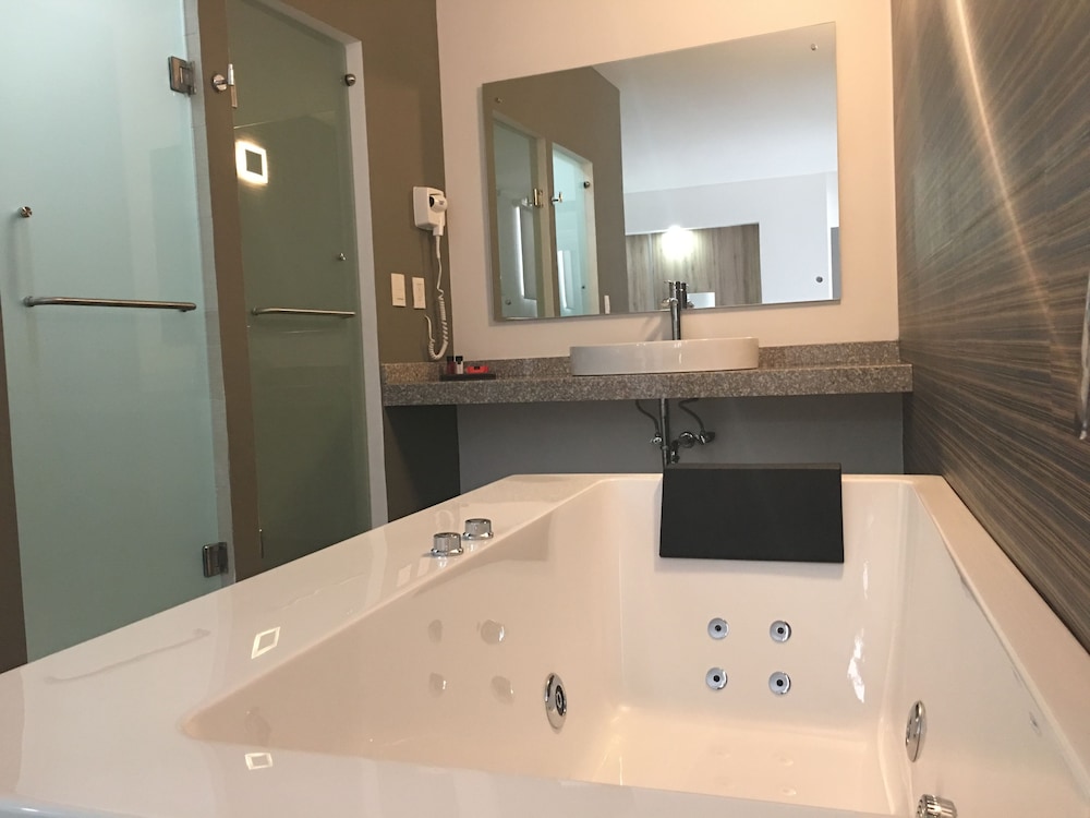 Jetted tub