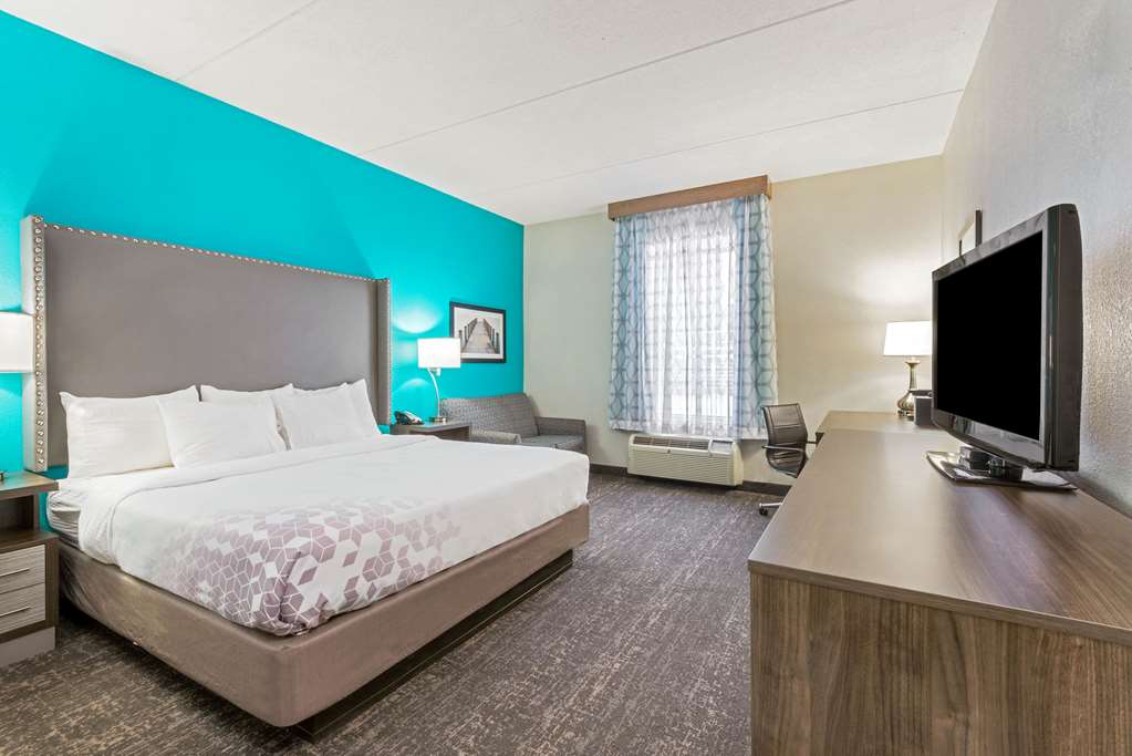 La Quinta Inn & Suites by Wyndham Jamestown - photo 16