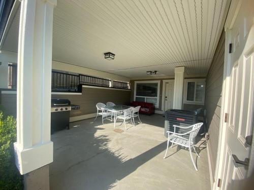 New two bedroom legal suite with parking — White Rock — photo 4