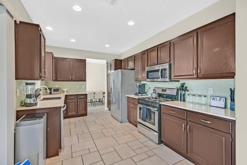 Stunning 4BR Getaway w Pool Hot Tub & Firepit