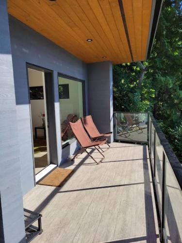 J and Js — 4-Star Luxury Hotel in Bowen Island, Canada