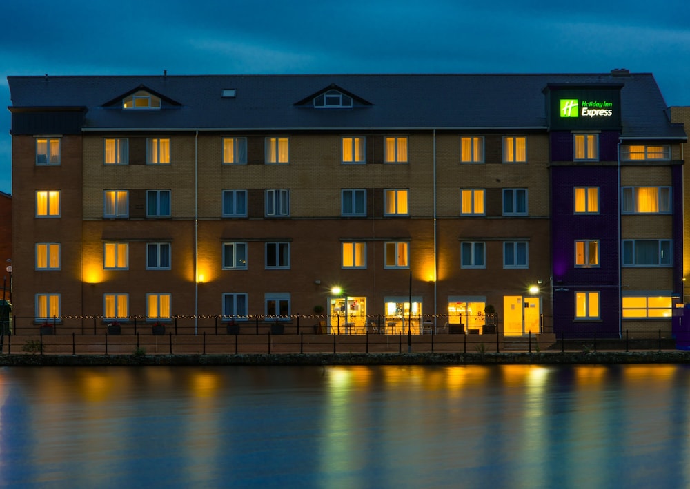 Holiday Inn Express Cardiff Bay