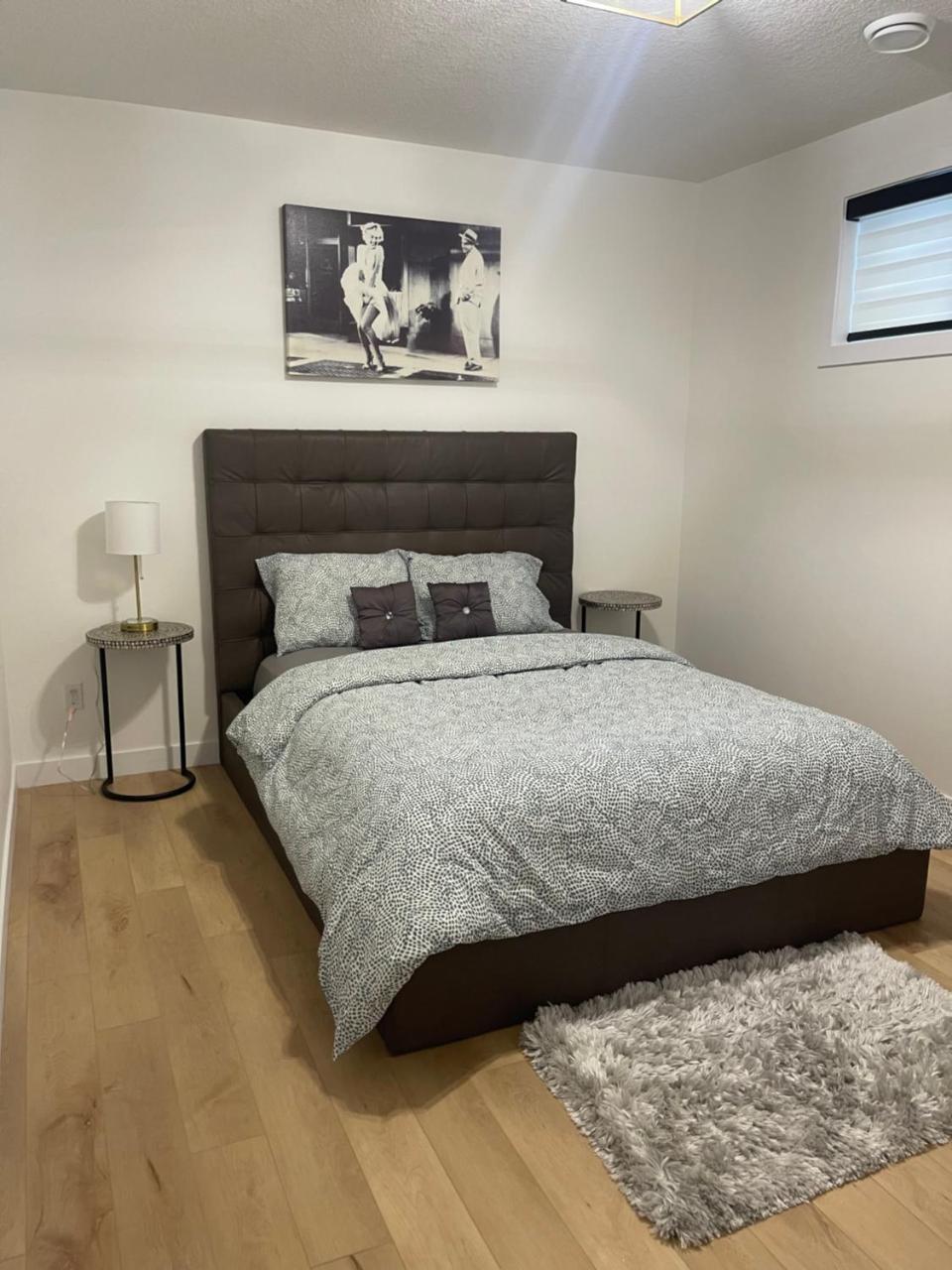 Stylish 2 Bedroom suite in SW Edmonton close to Windermere and Edmonton International Airport — 4-Star Luxury Hotel in Edmonton, Canada