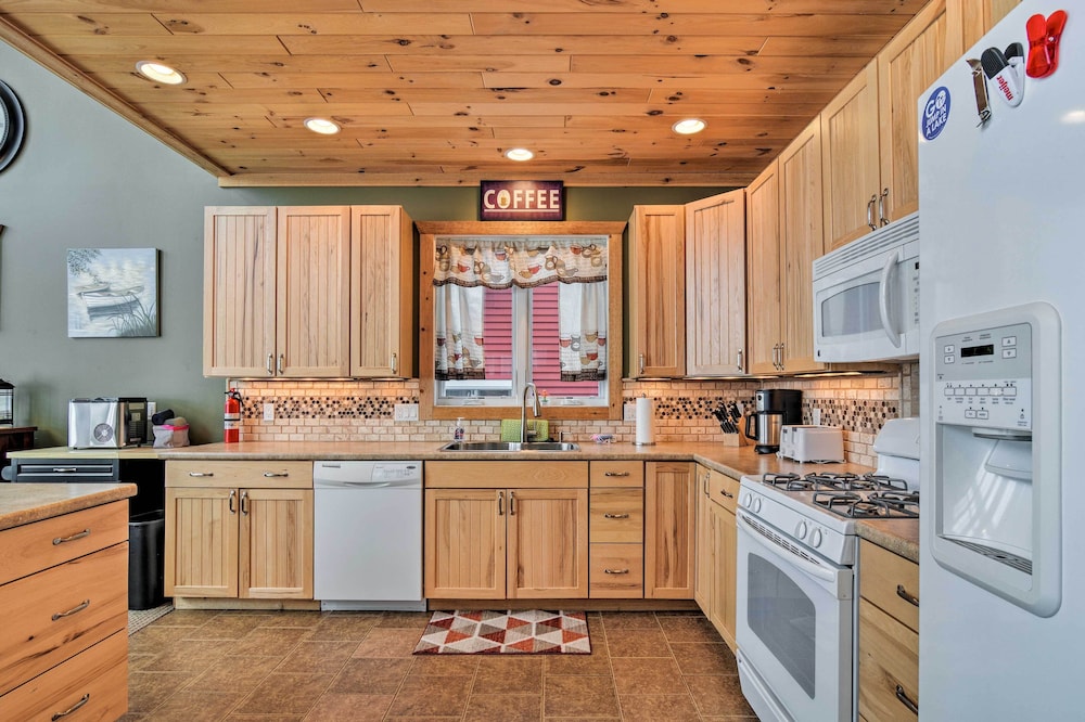 Hike and Ski Family Friendly Lake Mitchell Oasis — hotel in Cadillac