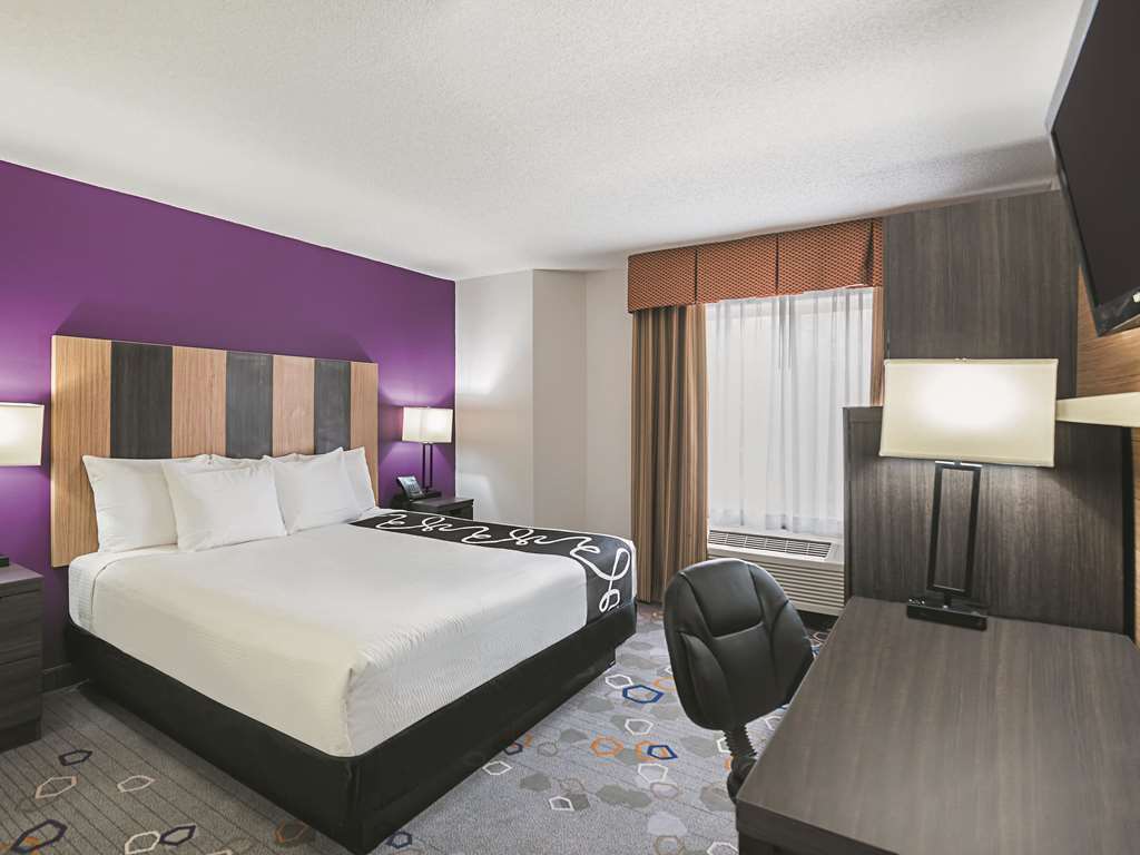 La Quinta Inn & Suites by Wyndham Minneapolis Northwest - photo 12