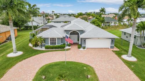 Villa Tuscany Luxury Stay With Pool & Spa — 5-Star Luxury Hotel in Cape Coral, United States
