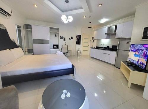 Sheryll Escapes Kandi big studio l balcony l housekeeping l Netflix — 4-Star Luxury Hotel in Angeles City, Philippines