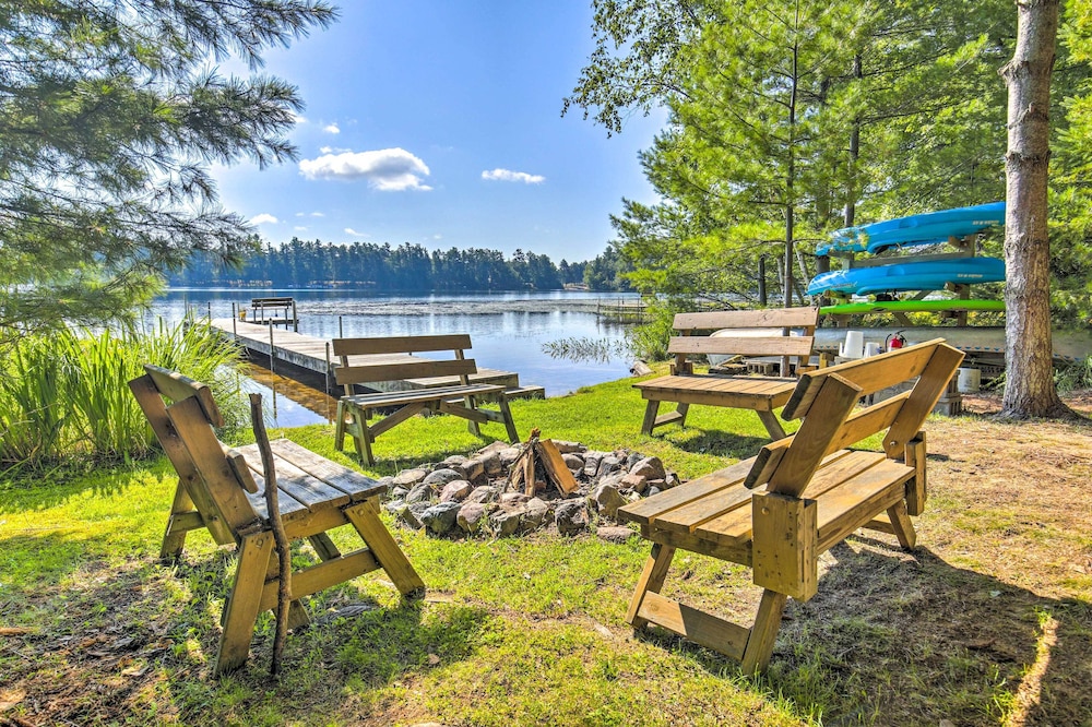Outdoor Lovers Paradise with Dock and Fire Pit — hotel in Woodruff