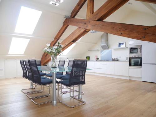 Stunning 3 Bedroom Penthouse in Ulverston Center — 4-Star Luxury Hotel in Ulverston, United Kingdom