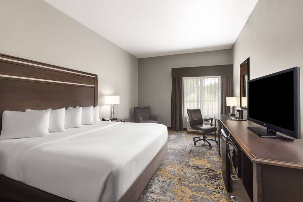 La Quinta Inn & Suites by Wyndham Sioux Falls - photo 34