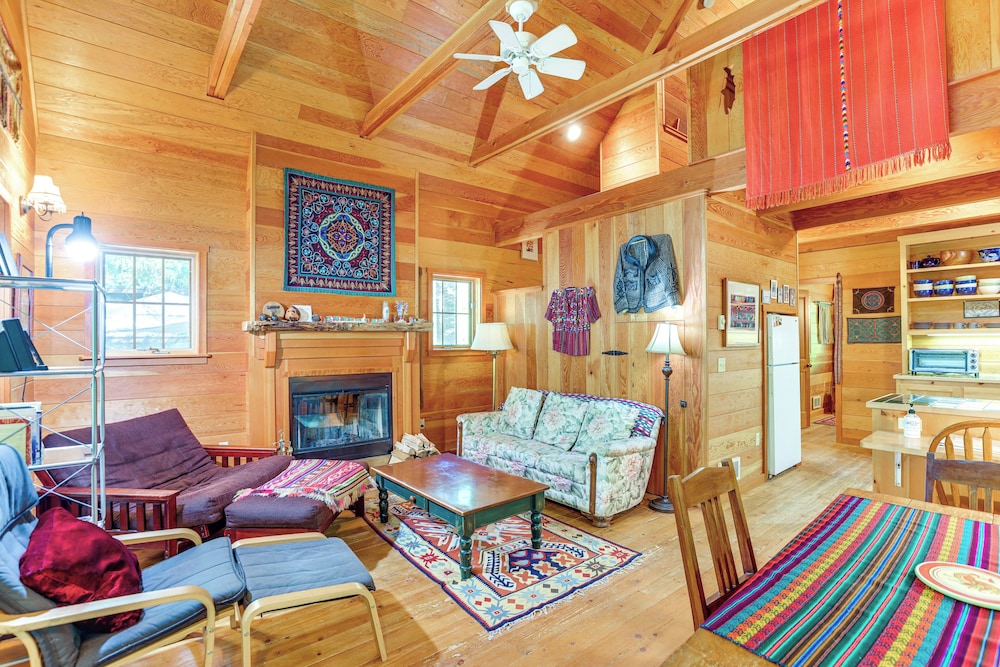 Nature packed Mckenzie River Retreat w Trails — hotel in Crete